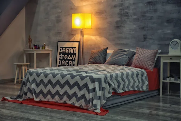 Hangulatos szoba belső tér kényelmes ágy — Stock Fotó
