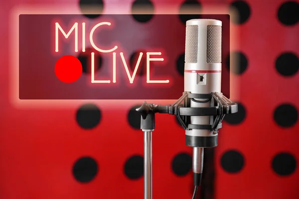 Mikrofon pro živé rozhlasové vysílání — Stock fotografie