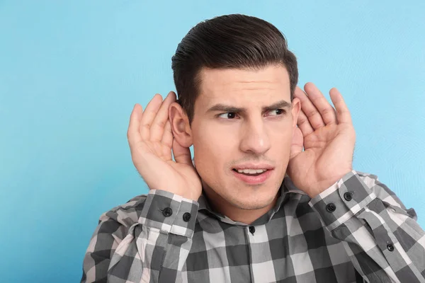 Homem com problema auditivo — Fotografia de Stock