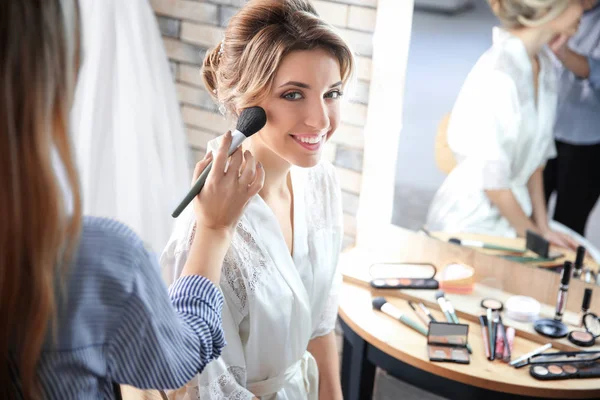 Maquillaje artista preparando novia antes de su boda en la habitación —  Fotos de Stock