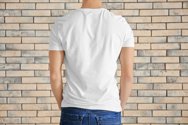 세련 된 t-셔츠에서 젊은 남자 — 스톡 사진
