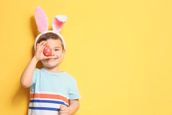 Милий маленький хлопчик з вухами кролика — стокове фото