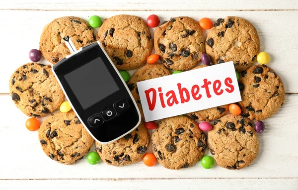 「糖尿病」の単語カードとクッキーをデジタル glucometer — ストック写真