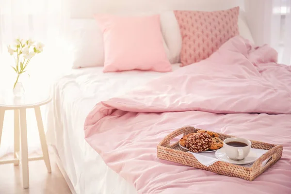 Smakelijk ontbijt op bed — Stockfoto