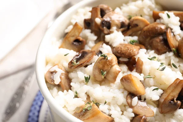 Smakelijke risotto met champignons in kom — Stockfoto