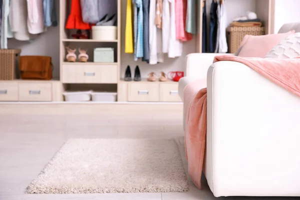 Mysig soffa och stor garderob i omklädningsrummet — Stockfoto