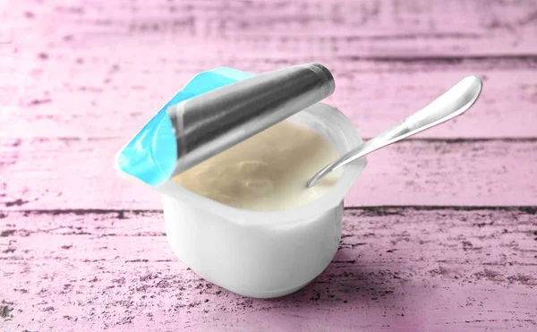 Пластиковая чашка с вкусным йогуртом — стоковое фото