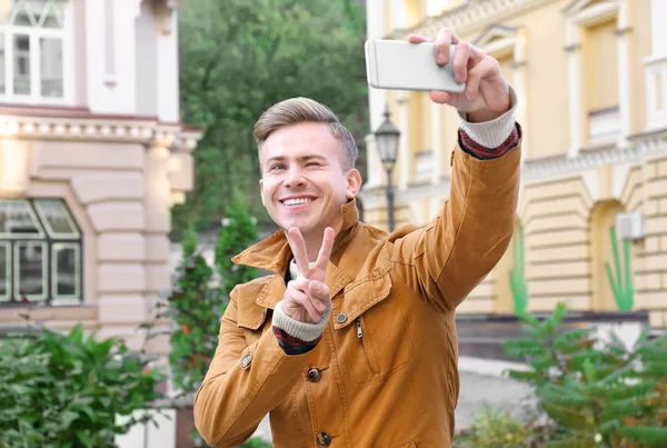 Joven hombre guapo tomando selfie al aire libre —  Fotos de Stock