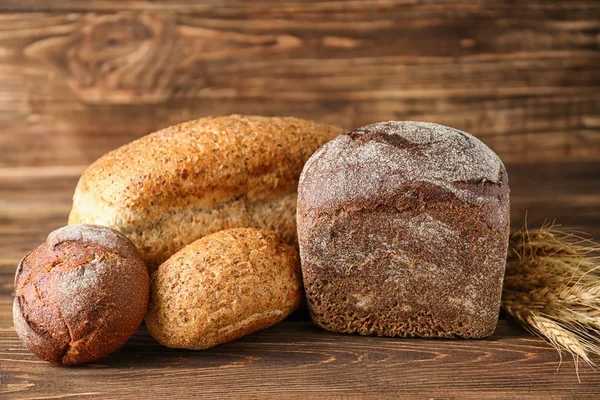 Variedade de pão saboroso fresco — Fotografia de Stock