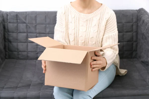 Женщина с коробкой посылок — стоковое фото