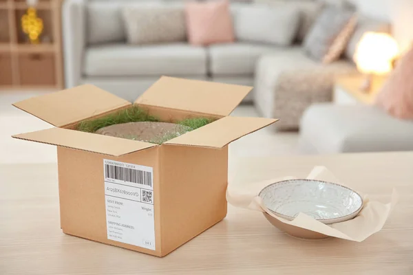 Opened parcel box and plate — Stock Photo, Image