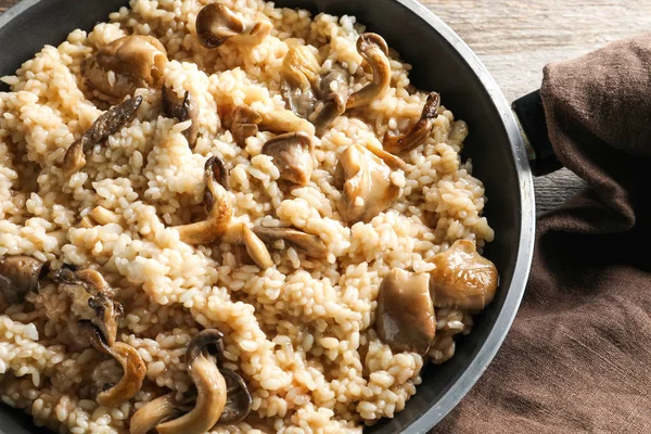 Patelnia z risotto z grzybami — Zdjęcie stockowe