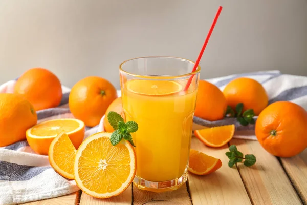 Vidro de suco de laranja fresco — Fotografia de Stock