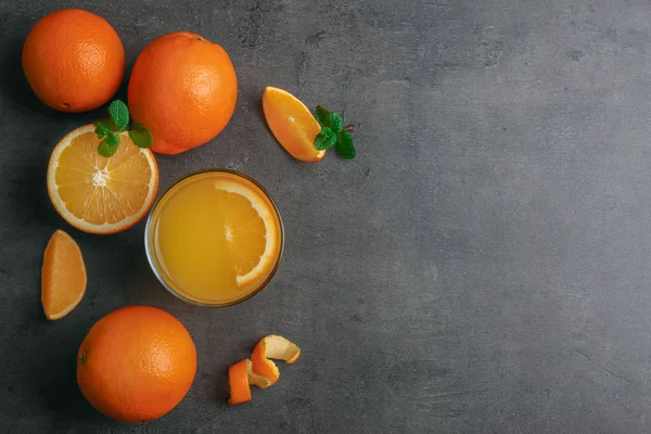 Zumo de naranja fresco y fruta —  Fotos de Stock