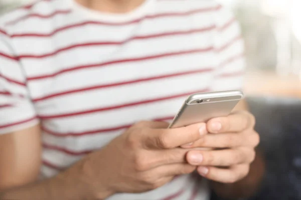 Hombre joven usando teléfono móvil —  Fotos de Stock