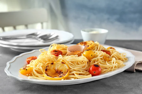 Deliziosa pasta con tuorlo d'uovo e verdure sul piatto — Foto Stock