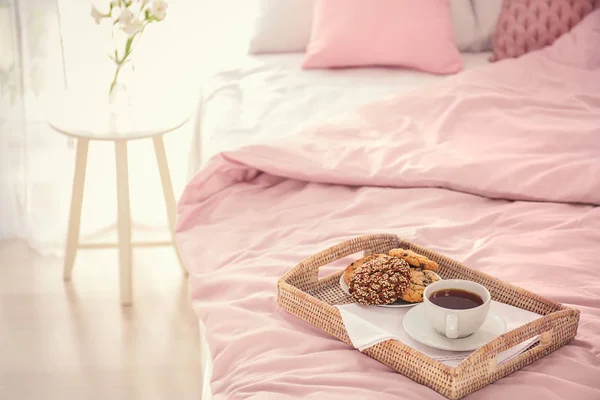 Colazione gustosa sul letto — Foto Stock