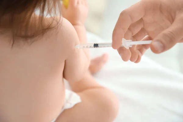 Läkare vaccinerande baby flicka, närbild — Stockfoto