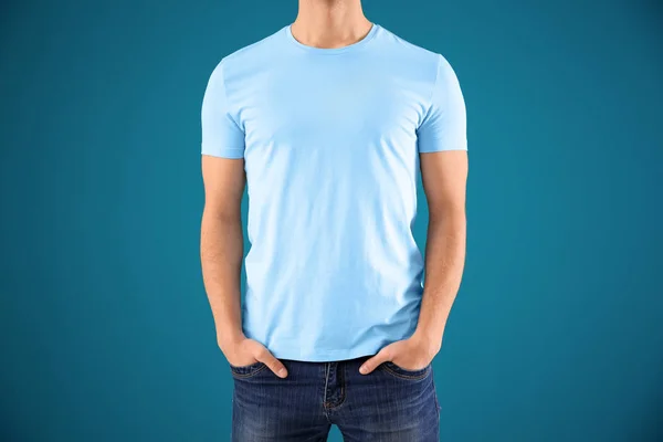 Ung man i snygg t-shirt — Stockfoto