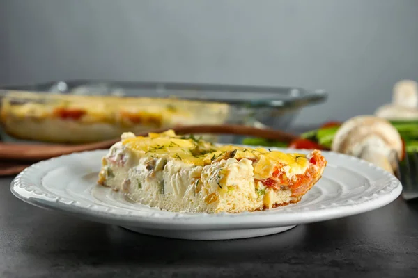 Plaat met heerlijke braadpan op tafel, close-up. Vers uit de oven — Stockfoto