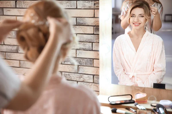 Parrucchiere preparare sposa prima del suo matrimonio in camera — Foto Stock