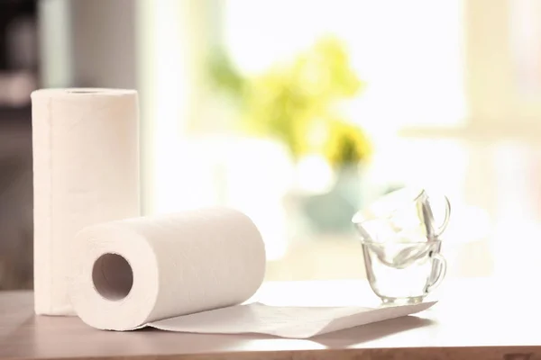 Rollen van papieren handdoeken op de keukentafel — Stockfoto