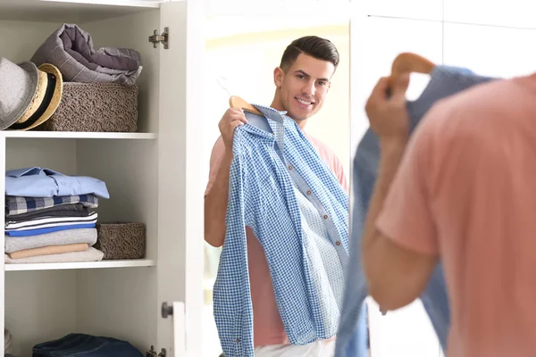 Mann mit neuem Hemd blickt auf sich selbst — Stockfoto