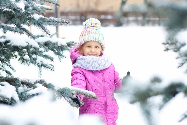 Portret Ładna dziewczynka w winter park — Zdjęcie stockowe