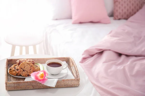 Завтрак и тюльпан на кровати — стоковое фото