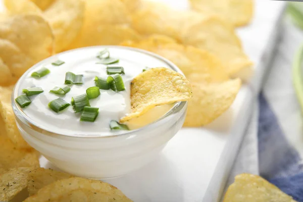 Batatas fritas e creme azedo — Fotografia de Stock