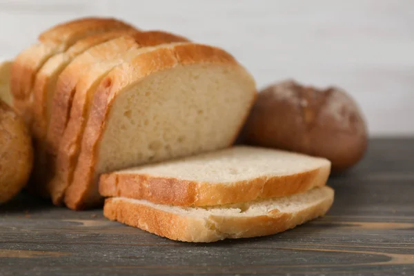 Färskt skivat bröd och bullar — Stockfoto