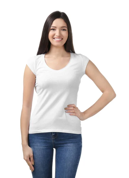 Mulher nova na camiseta elegante no fundo branco. Mockup para design — Fotografia de Stock