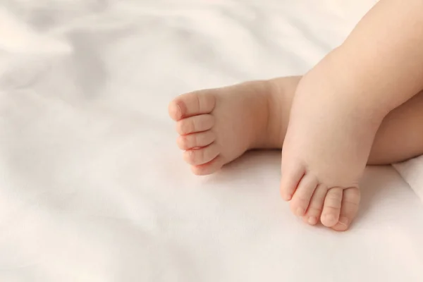 Bebê bonito deitado na cama — Fotografia de Stock