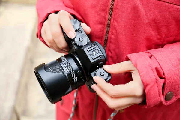 Giovane fotografo con macchina fotografica — Foto Stock