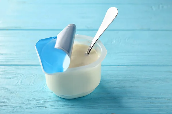 Copo de plástico com iogurte gostoso — Fotografia de Stock