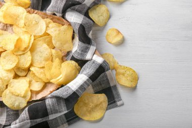 Tahta masada patates cipsi.