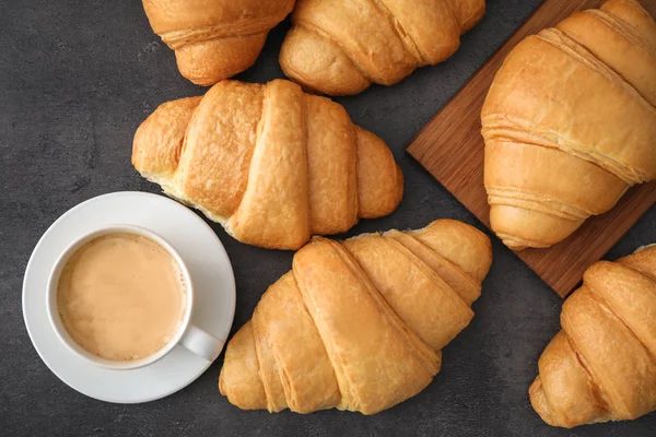 Muchos croissants sabrosos y taza de café — Foto de Stock