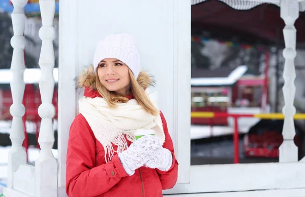 Портрет счастливой улыбающейся женщины на открытом воздухе в зимний день — стоковое фото