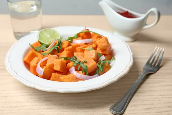 Placa con deliciosas batatas cortadas — Foto de Stock