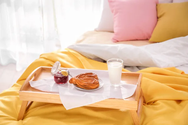 Νόστιμο πρωινό στο κρεβάτι — Φωτογραφία Αρχείου