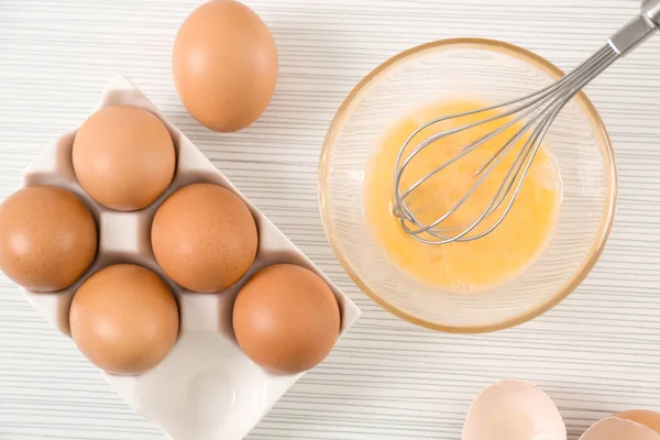 Golpeando huevos de pollo —  Fotos de Stock