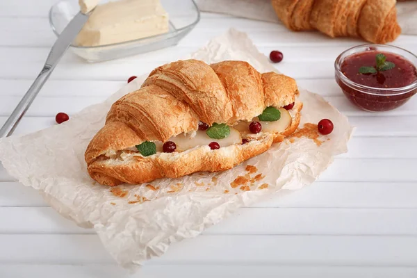 Leckeres Croissant mit Füllung auf Holztisch — Stockfoto