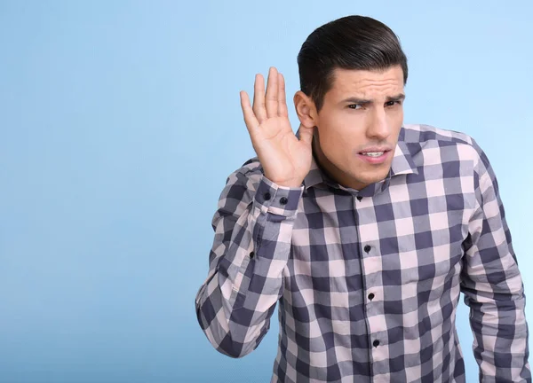 Homem com problema auditivo — Fotografia de Stock