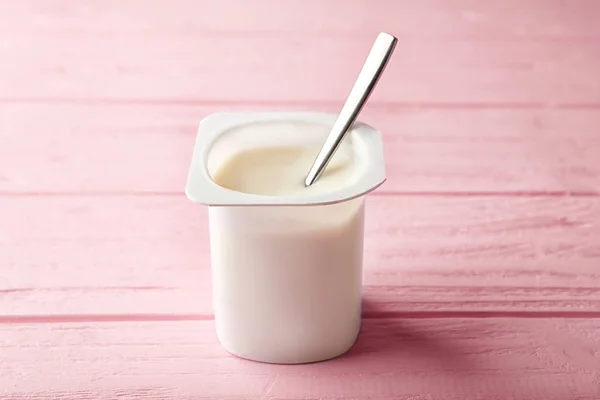 Plastic beker met yummy yoghurt — Stockfoto