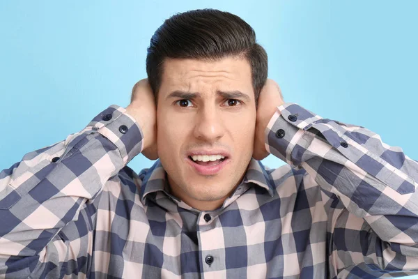 Man covering his ears — Stock Photo, Image