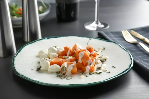 Batatas y queso sobre la mesa — Foto de Stock