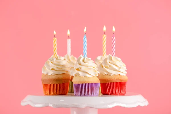 Geburtstag Cupcakes mit Kerzen — Stockfoto
