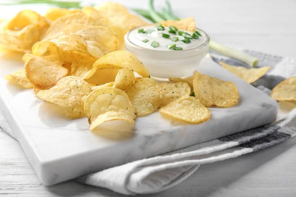 Potatischips och gräddfil — Stockfoto