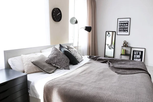 Bellissimo interno moderno della camera con letto — Foto Stock