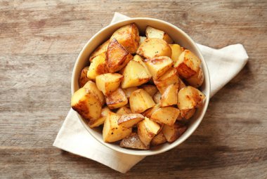 Lezzetli patates dilimleri tablo ile kase